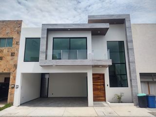 Casa en venta en Veracruz con Alberca y Recamara en P.B. Fracc. Lomas del Sol.