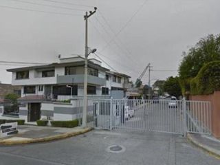 Se vende casa de remate con balcón en Naucalpan. Estado de México