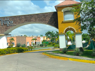 ¡ENTREGA INMEDIATA! Casa en Las Fincas Residencial con ALBERCA,Poza Rica Veracruz