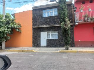 CASA CON 6 DEPARTAMENTOS INDEPENDIENTES, 1 EN OBRA NEGRA CON 90% DE AVANCE EN LA OBRA.