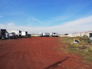 Vendo terreno a pie de carretera, bardeado, 5,500 metros (carretera Irapuato-Abasolo)
