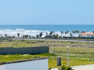 Casa española con vista al mar cerca de playa arenosa en Villas Punta Piedra, Ensenada