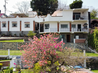 Casa en venta con dos bungalow y vista panorámica en Yautepec, Morelos.