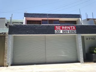 Casa en 3 niveles, para uso habitacional y comercial, en Prados Providencia, Guadalajara