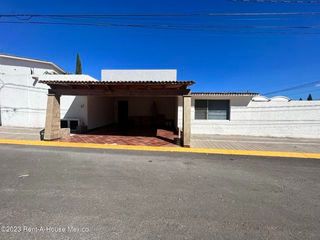Casa de un nivel en venta: 3 recamaras c/baño c/u, ubicada en esquina y a 10 min. del TEC de Monterrey Álamos 1ra Sección