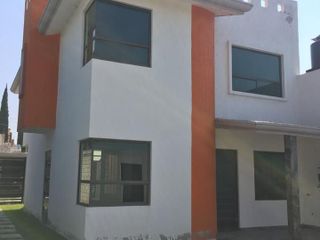 RENTA CASA EN PERIFERICO Y 24 SUR PUEBLA, 3 RECÁMARAS CON CLOSET, SALA-COMEDOR AMPLIOS, JARDÍN, COCHERA PARA 5 AUTOS, CERCA COLEGIO JUVENTUS, UNIVERSIDAD CEUNI, IPETH