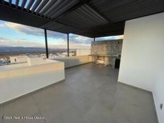 Zibata - Casa amueblada con 3 recamaras, roof garden, estudio. RENTA