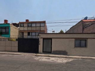 Casa con terreno en venta en la Col. Prado Churubusco, Coyoacán, CDMX