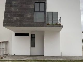 Casa en venta Privada Gran Peñón, San Luis Potosí, contamos con  9 Casas  en Privada LAS TERRAZAS – GRAN PEnON Lotes de terreno de 120 a 123 m2 Construcción de 148 m2 a 153 m2 en privada con alberca y amenidades