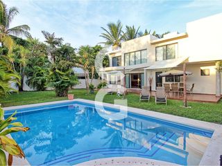 Casa en Venta en Cancun en Residencial Lagos del Sol con 4 Recamaras