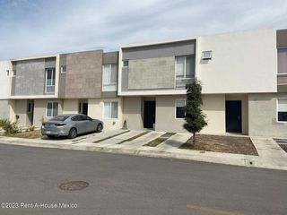 CASA EN VENTA EN ZAKIA DE 2 RECAMARAS ESTUDIO EN PB JARDIN ALBERCA