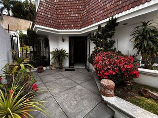 Casa por Pablo Neruda y Patria, Col. Loma Real en Zapopan