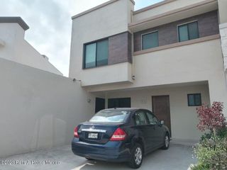 Casa amueblada en renta en La Vista 3 recàmaras àrea infantil alberca vigilancia RCS-24-2166
