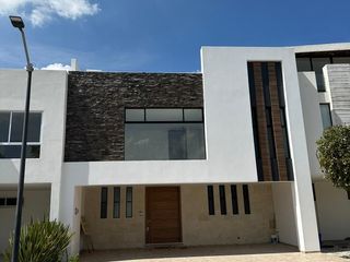 Casa nueva en venta Lomas de Angelopolis, Puebla Frente Area verde.