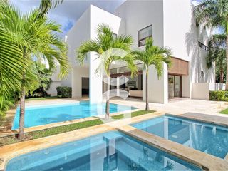 Casa en Venta en Cancun en Residencial Villa Magna Con Amplio Jardin